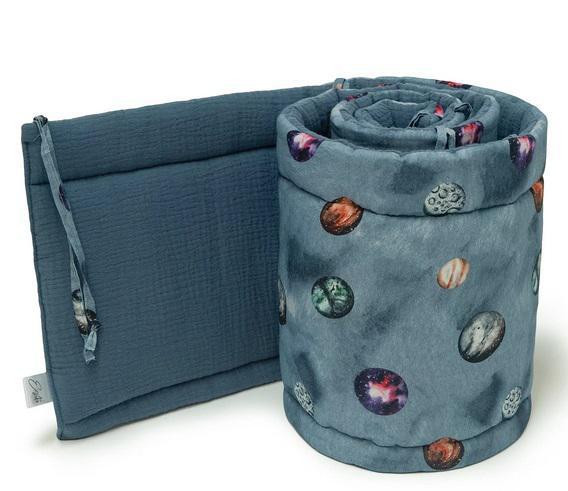 ESITO Luxusní mantinel mušelín do postýlky Planets - modrá / 28 x 180 cm