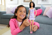 Barbie Modelka - fialkové kostkované šaty 