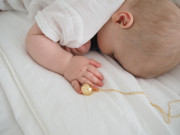 Těhotenský šperk bola Glow hladká zlatá s bílým kamínkem + řetízek Moniel