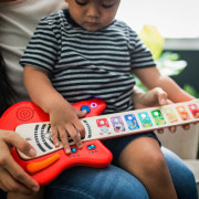 Hračka dřevěná hudební kytara Together in Tune Guitar™ Connected Magic Touch Baby Einstein