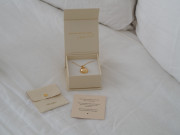 Těhotenský šperk bola Glow hladká zlatá s bílým kamínkem + řetízek Moniel