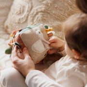 Senzorická textilní kostka Cow Bingo BabyOno