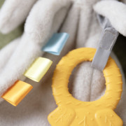 Hračka mazlíček s kousátkem zajíček Cozy Sylvi™ 0 m+ Ingenuity