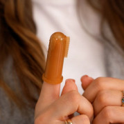 Silikonový kartáček na prst Blomka 6 m+ Kidnort