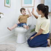 Redukce na WC nalepovací Flip & Sit™ Stitch™ 18 m+ do 23 kg Bright Starts