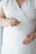 Těhotenský šperk bola Grace hladká stříbrná s bílým kamínkem + řetízek Moniel
