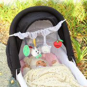 Edukační závěsná hračka Carrot and Hop Babyono