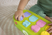Vyskakovací hračka pro jemnou motoriku Fisher Price