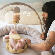 Hnízdo pro miminko s hrazdou Little Explorer Taf Toys