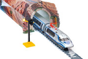 Vysokorychlostní vlak se stanicí a s horským tunelem Pequetren 