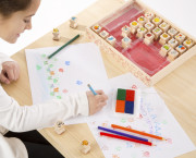 Dřevěná sada razítek s pastelkami 32 ks Melissa & Doug