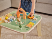 Stolek s aktivitami dřevěný Farmers Funday Tiny Love