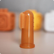 Silikonový kartáček na prst Blomka 6 m+ Kidnort