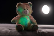 Plyšový duhový medvěd Snílek na baterie vydávající zvuk