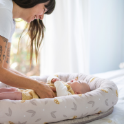 Hnízdo pro miminko s hrazdou Little Explorer Taf Toys