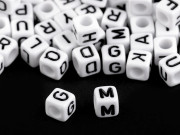 Plastové korálky s písmeny kostka 6 mm, 50 ks