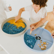 Senzorický třídící tác Play Tray Jellystone Designs