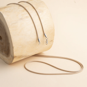 Béžová zaplétaná šňůrka k rolničkám