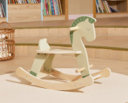 Dřevěný houpací kůň
