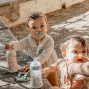 Klip na dudlík se stuhou Wonderland New Suavinex