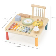 Dřevěný stolek s hudebními nástroji