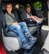 Podnožka k autosedačce univerzální KneeGuardKids 4