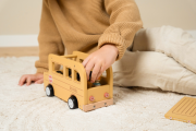 Školní autobus s figurkami dřevěný Little Dutch