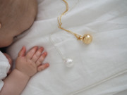 Těhotenský šperk bola Glow hladká zlatá s bílým kamínkem + řetízek Moniel