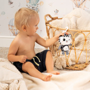 Plyšová hračka s chrastítkem Akuku kočička černobílá