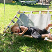 Houpačka v dřevěném čtvercovém rámu Small Foot