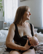 Kojicí podprsenka bambus Nuuma Black s vyjímatelnými vložkami + prací sáček Moniel