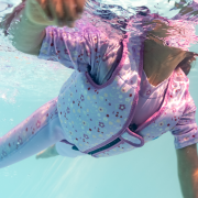 Dětská plovací vesta Go Splash s bezpečnostním páskem Lilac Spring