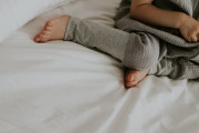 Mušelínový letní spací pytel s nohavicemi Sleepee Nature krémový