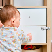 Univerzální zabezpečení skříněk a zásuvek ŠEDÉ 9 cm Akuku