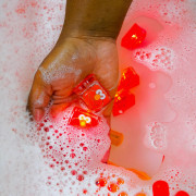 Senzorické svítící kostky do vody Elmo