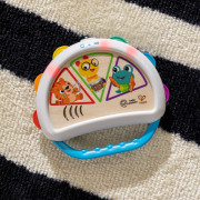 Hračka hudební tamburína Tap & Shake™ Magic Touch™ Hape 6 m+ Baby Einstein