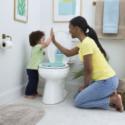 Redukce na WC nalepovací Flip & Sit™ Stitch™ 18 m+ do 23 kg Bright Starts