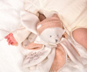 Dárková sada Plyšový muchláček medvídek s čepičkou 25 cm růžový Doudou