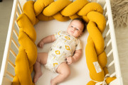 Mušelínový mantinel cop 200 cm Babymatex – chránič do postýlky Okrový