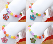 Dětský náramek s barevnými perličkami a s kytičkou