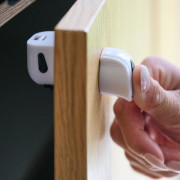 Magnetické uzávěry skříněk 8 ks + 2 klíče White