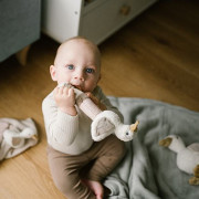 Hračka pískací s kousátkem Houska Zoe 3 m+ Babyono