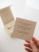 Těhotenský šperk bola Glow hladká zlatá s bílým kamínkem + řetízek Moniel