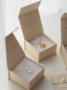 Těhotenský šperk bola Glow hladká zlatá s bílým kamínkem + řetízek Moniel