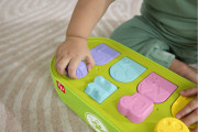 Vyskakovací hračka pro jemnou motoriku Fisher Price
