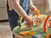 Stolek s aktivitami dřevěný Farmers Funday Tiny Love