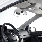 Zpětné zrcátko na čelní sklo auta