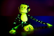 Opice svítící ve tmě plyšová šedá/žlutá