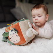 Senzorická textilní kostka Cow Bingo BabyOno