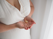 Těhotenský šperk bola Glow hladká zlatá s bílým kamínkem + řetízek Moniel